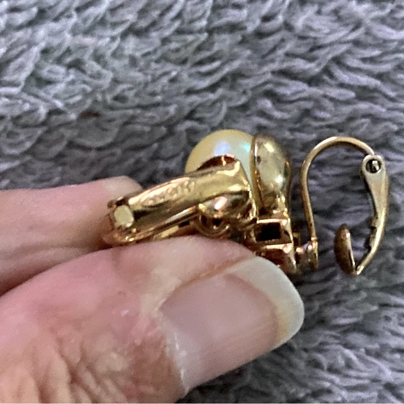 Vintage Avon Pearl Earrings - Picture 5 of 5